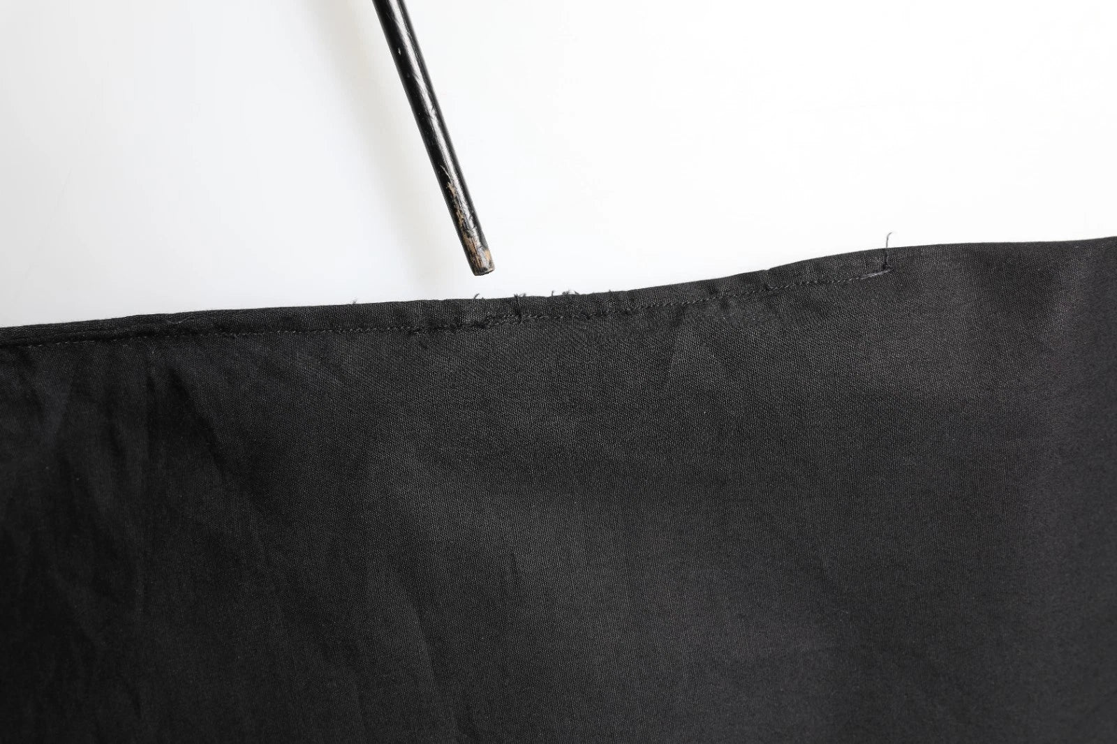 Chemise formelle homme Dolce & Gabbana noire avec détails dorés en coton, élégante et sophistiquée.