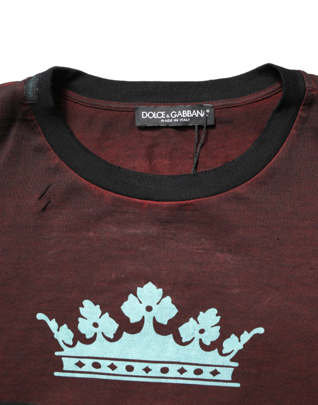 T-shirt homme Dolce & Gabbana en coton bordeaux avec logo DG et col rond, style décontracté et élégant.