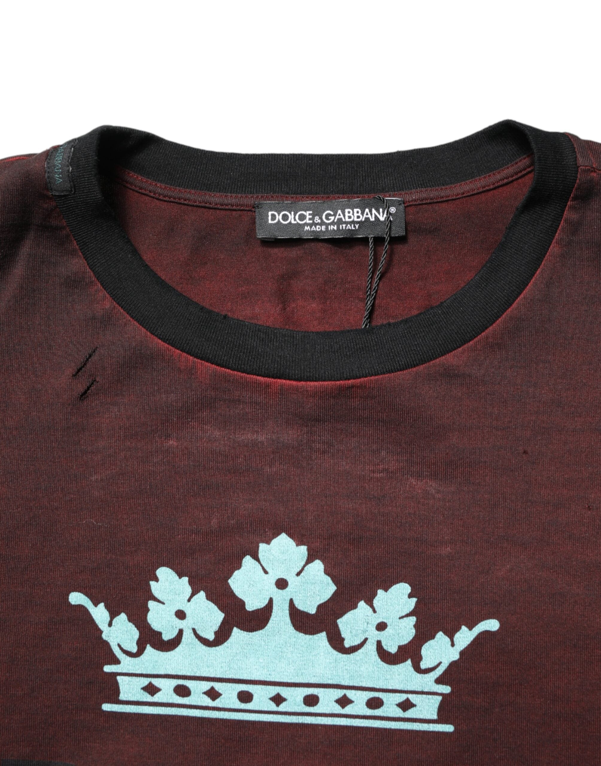 T-shirt homme Dolce & Gabbana en coton bordeaux avec logo DG et col rond, style décontracté et élégant.