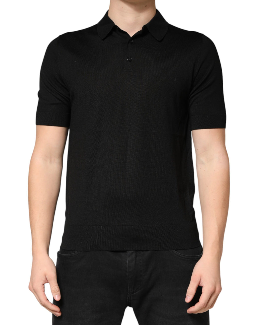Polo à manches courtes en soie noire Dolce & Gabbana avec col, élégant et sophistiqué, visible en gros plan.