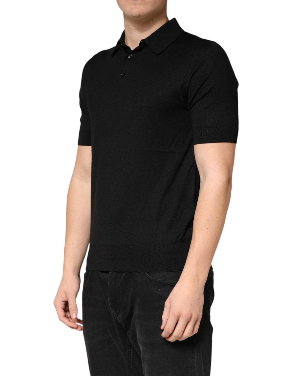 Polo Dolce & Gabbana en soie noire à col, manches courtes, détails élégants, portée décontractée ou chic.