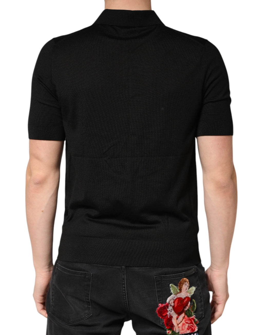 Polo à manches courtes en soie noire de Dolce & Gabbana avec col, élégant et sophistiqué, visible sur un mannequin.