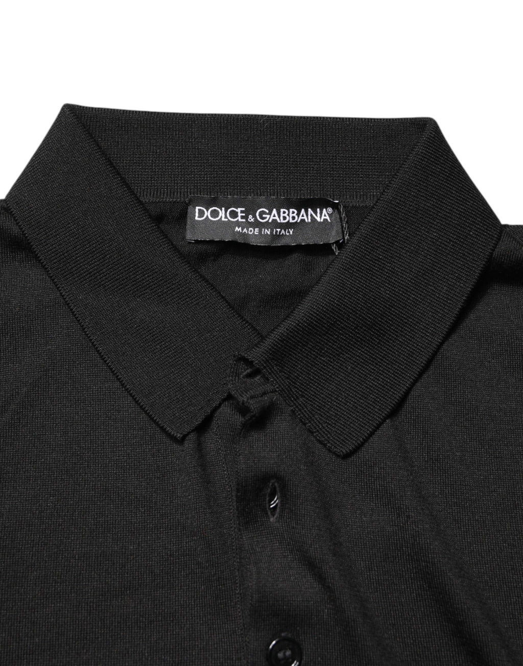 Polo Dolce & Gabbana en soie noire à col, manches courtes, style élégant et sophistiqué pour homme.