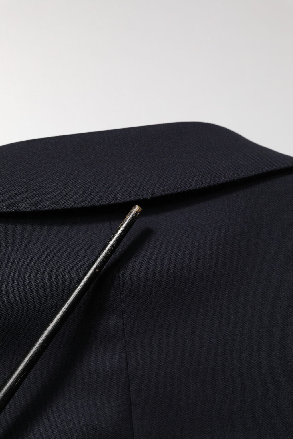 Costume pour homme Dolce & Gabbana en laine bleue à double boutonnage, costume 2 pièces élégante et sophistiquée.