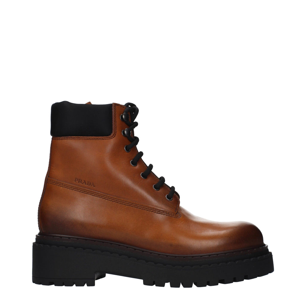 Bottes en cuir marron Prada pour la cheville, avec semelle élégante et finitions soignées, visibles sur l'image.