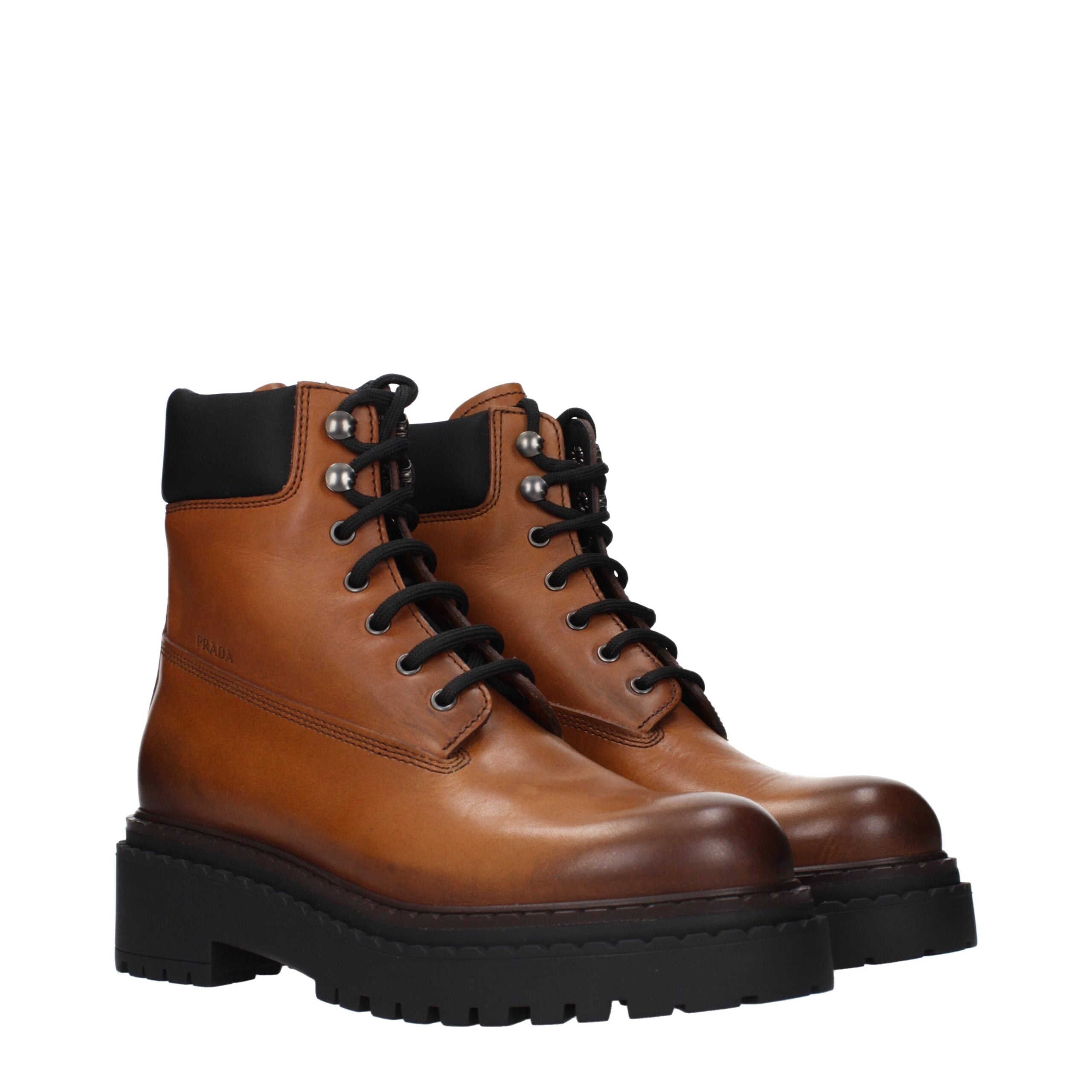 Bottes en cuir marron Prada pour la cheville, élégantes et sophistiquées, avec des détails en cuir et une semelle en caoutchouc.