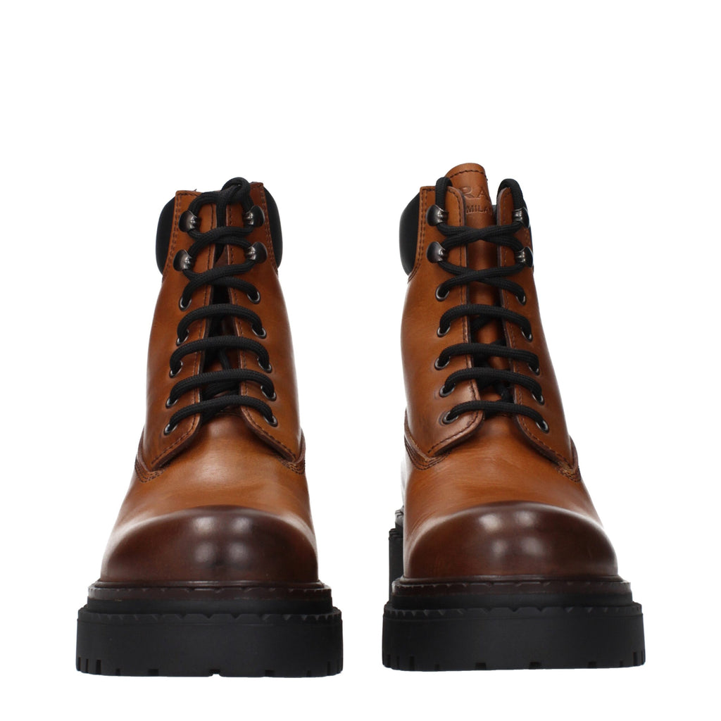 Bottines en cuir marron Prada pour femme, chaussures élégantes avec talon bas et fermeture à glissière sur le côté.