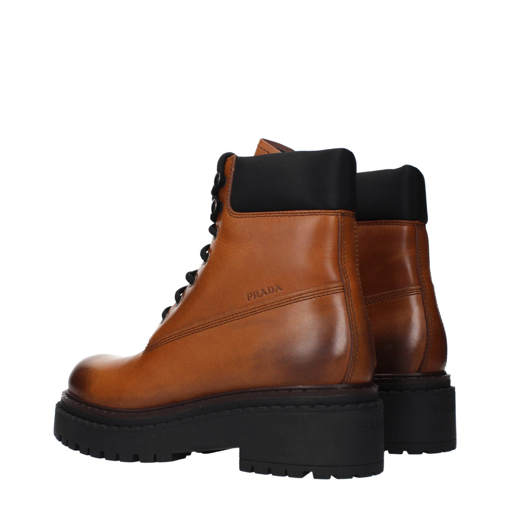 Bottes en cuir marron Prada pour la cheville, avec semelle en caoutchouc et design élégant.