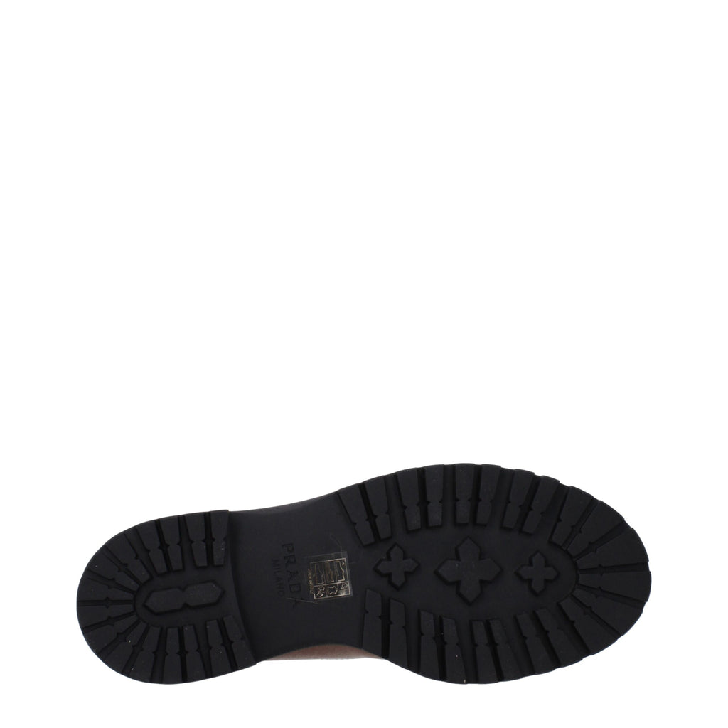 Bottines en cuir marron Prada pour femme, chaussures ankle hautes avec semelle élégante et finition soignée.