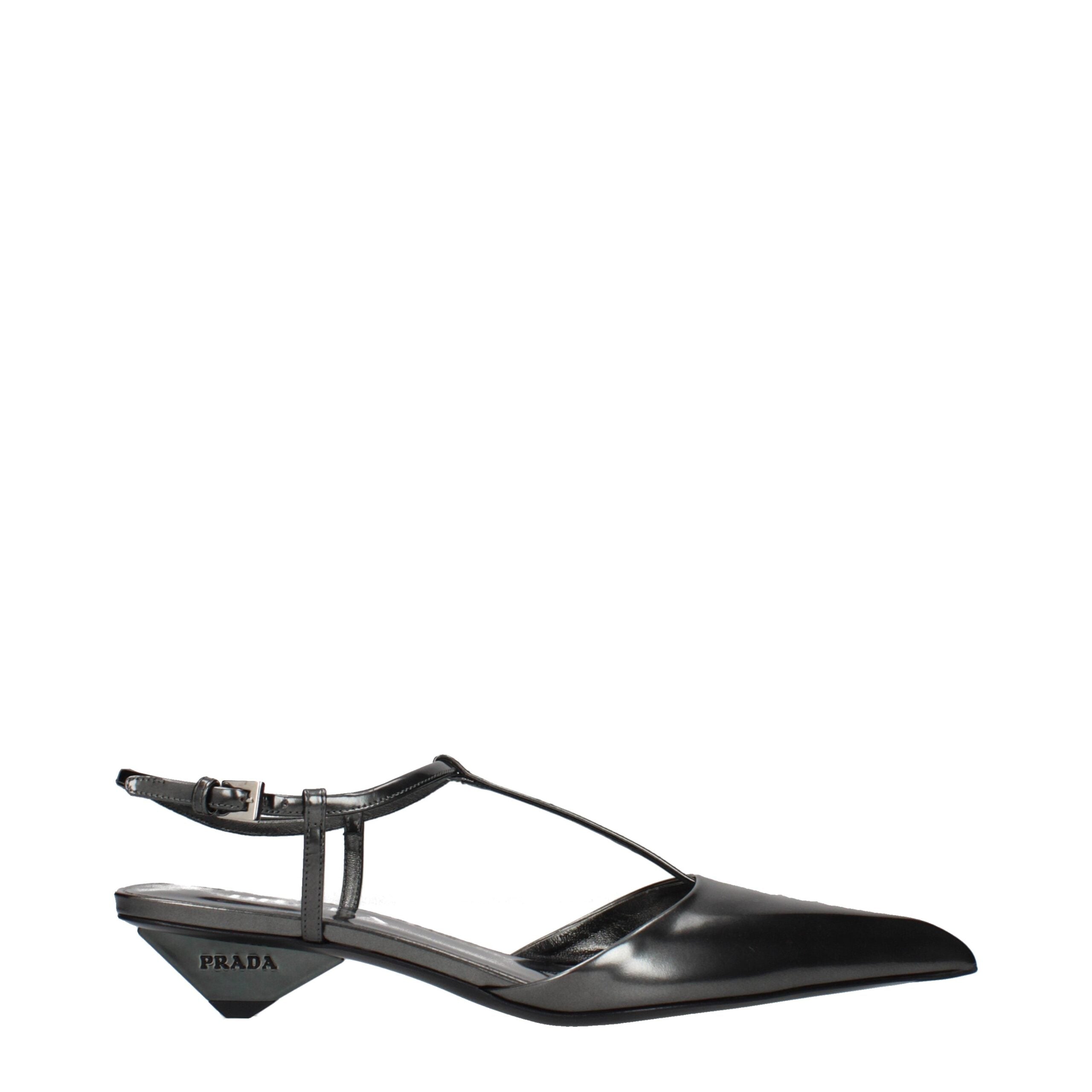 Sandales plates en cuir gris Prada, chaussures élégantes et confortables pour femmes, avec finition raffinée.