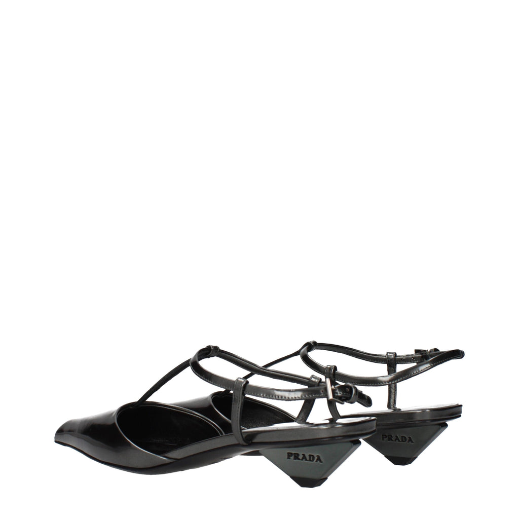 Sandales plates en cuir gris de Prada, chaussure élégante pour femme, avec semelle fine et design sobre.