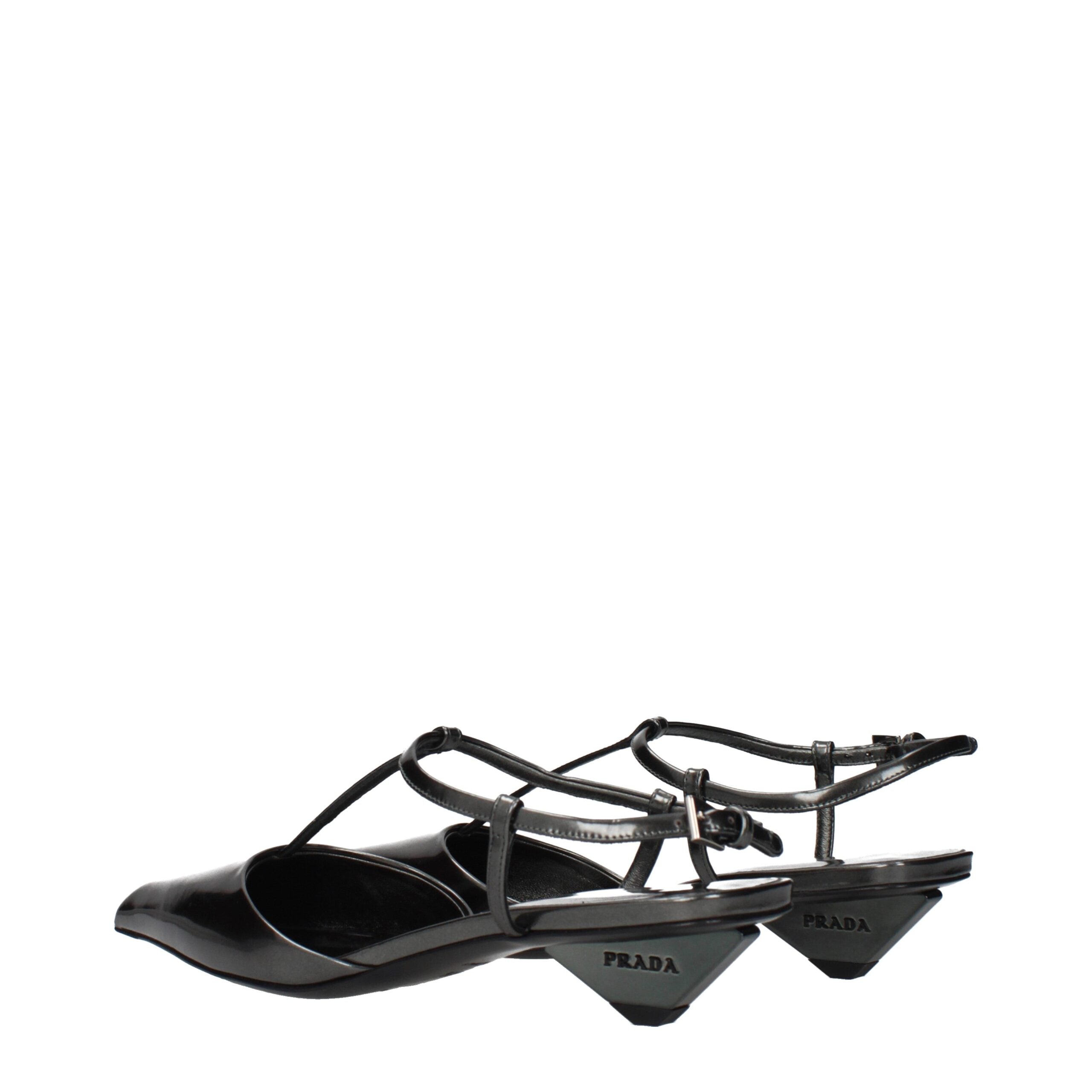 Sandales plates en cuir gris de Prada, chaussure élégante pour femme, avec semelle fine et design sobre.
