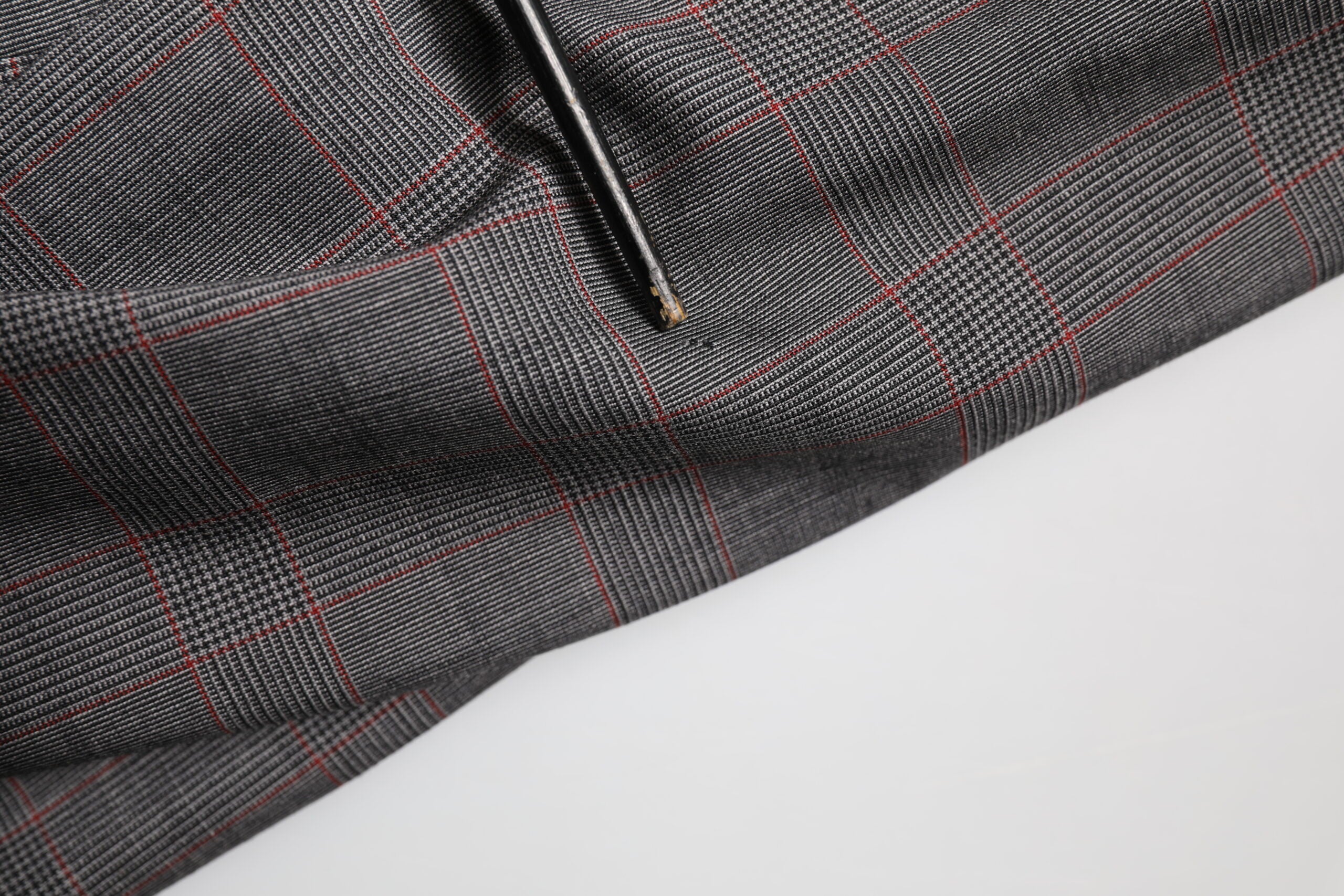 Blazer en laine grise Dolce & Gabbana à deux boutons, coupe classique, porté sur un mannequin.