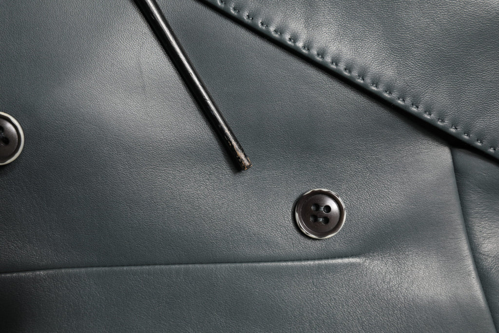 Veste blazer noire en cuir Dolce & Gabbana à double boutonnage avec revers élégants et coupe ajustée.