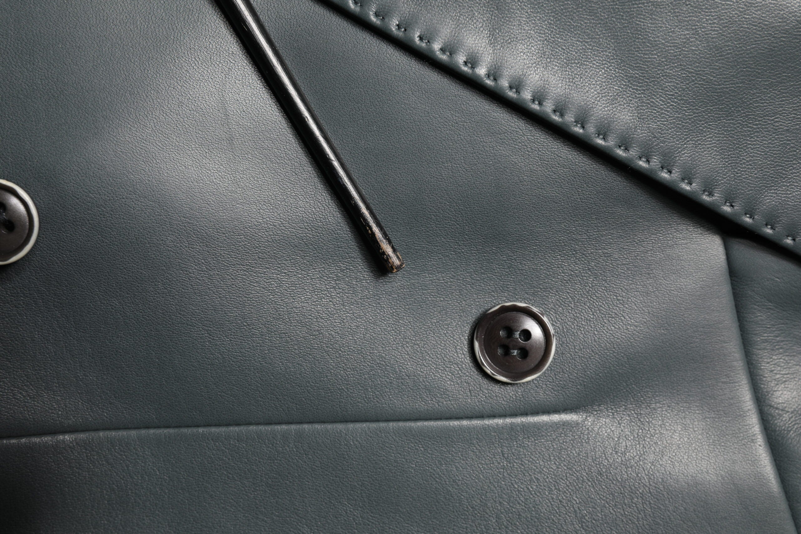 Veste blazer noire en cuir Dolce & Gabbana à double boutonnage avec revers élégants et coupe ajustée.
