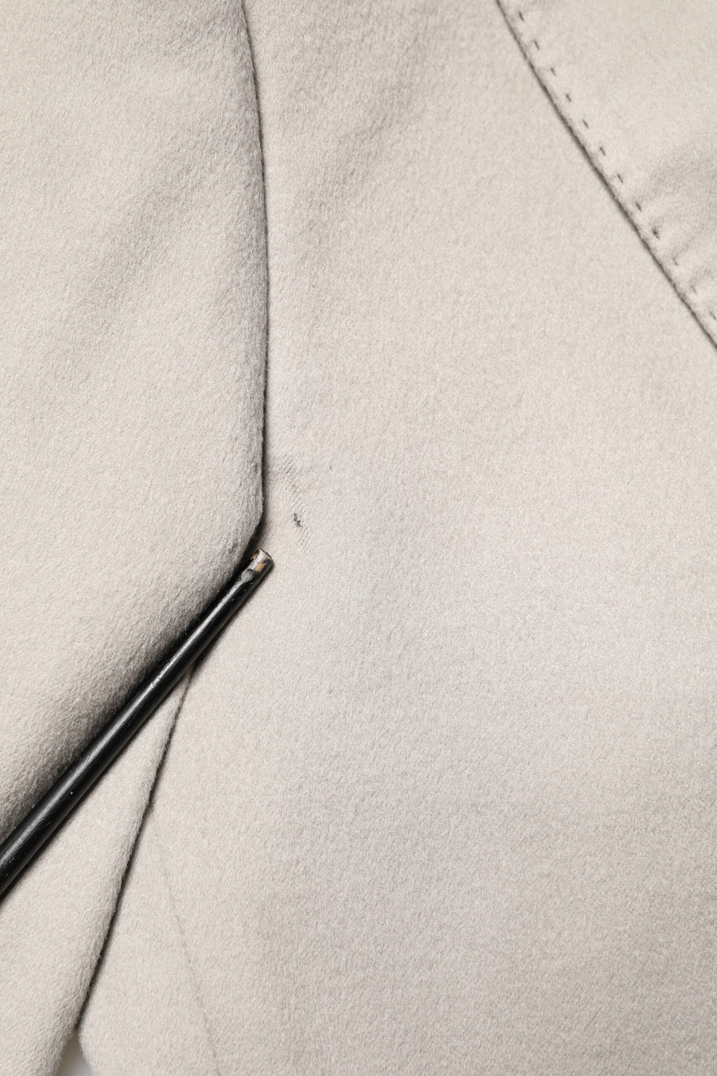 Veste blazer en cachemire gris de Dolce & Gabbana, coupe simple boutonnage, détail élégant et tissu doux visible sur l'image.