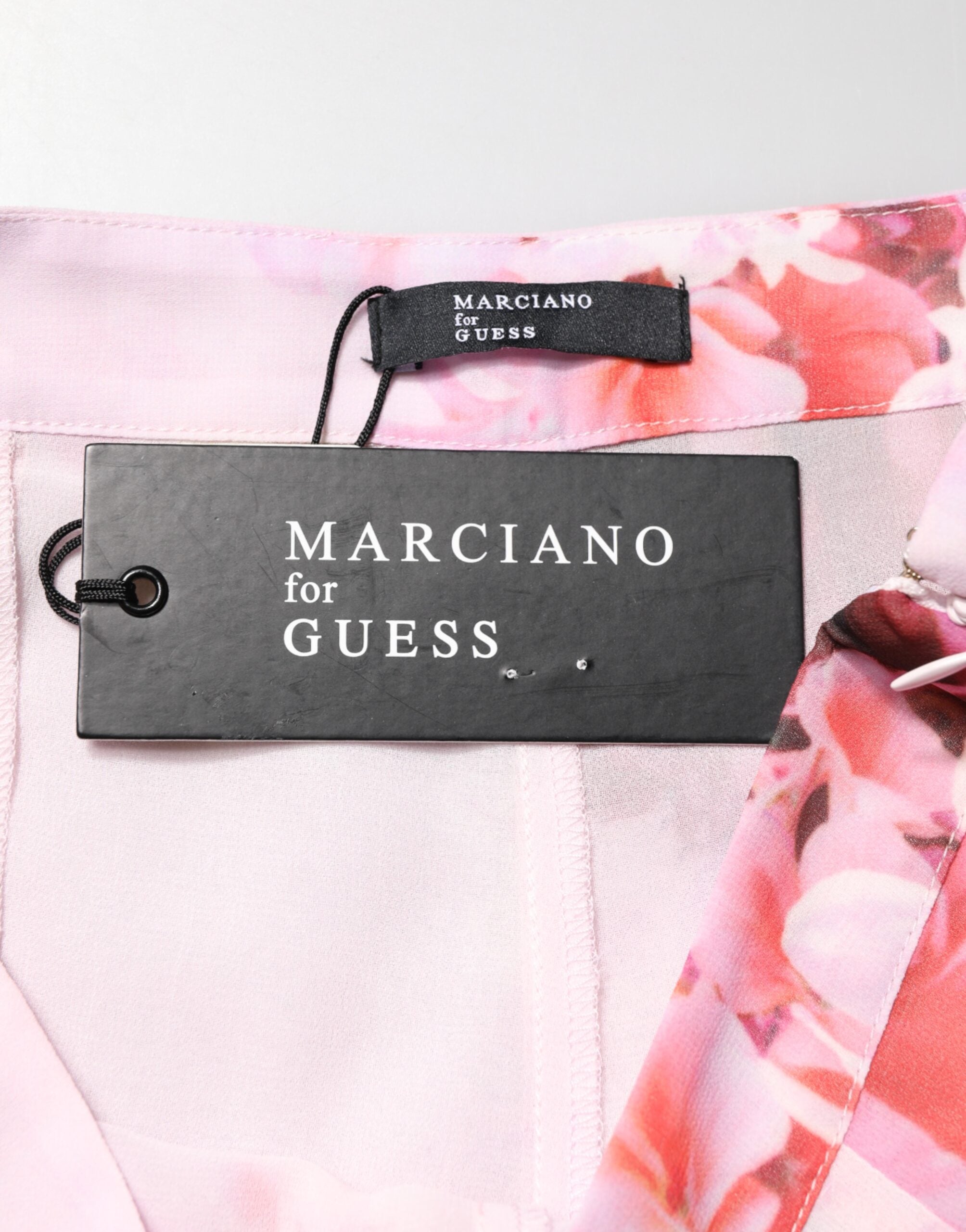 Pantalon fluide Guess By Marciano à taille haute et motif floral rose, style évasé pour femme.
