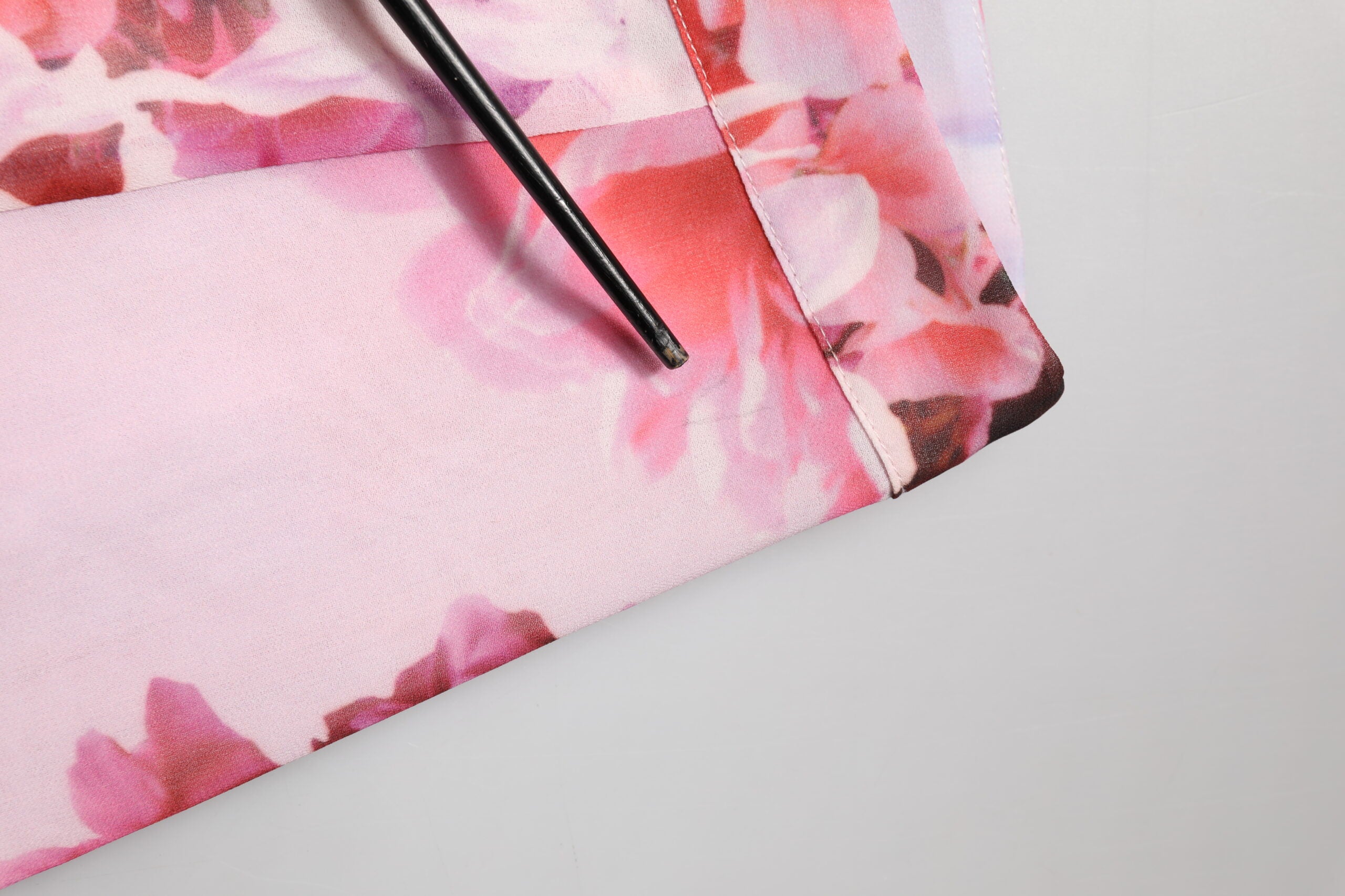 Pantalons évasés à taille haute de couleur rose avec motif floral, marque Guess By Marciano.