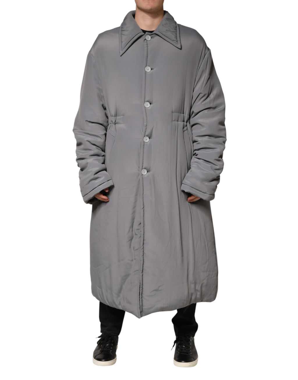 Manteau Dolce & Gabbana gris en acétate avec col rembourré et design élégant, vue de face sur le mannequin.