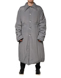 Manteau Dolce & Gabbana gris en acétate avec col rembourré et design élégant, vue de face sur le mannequin.