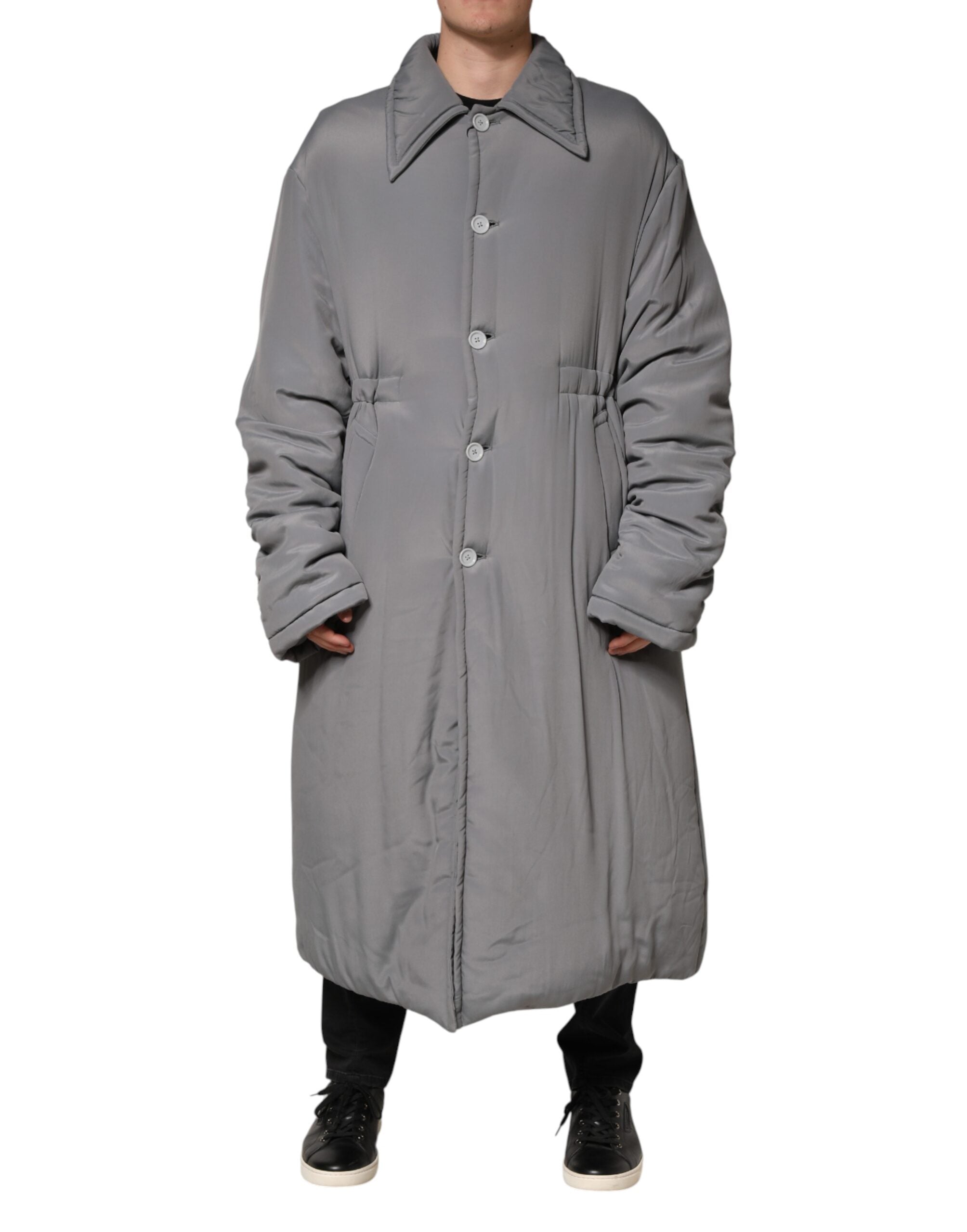 Manteau Dolce & Gabbana gris en acétate avec col rembourré et design élégant, vue de face sur le mannequin.