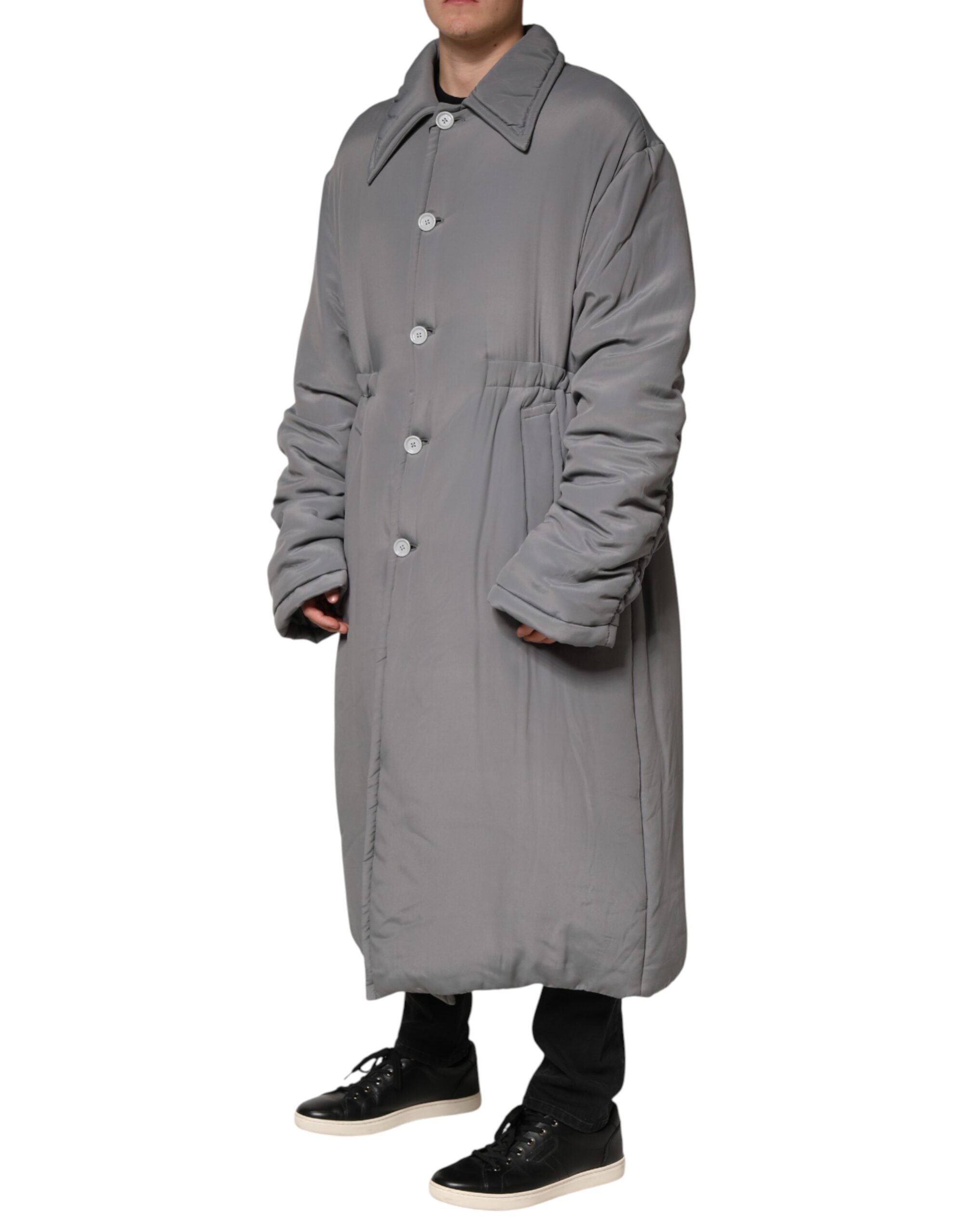 Manteau Dolce & Gabbana gris en acétate avec col rembourré et style élégant, porté dans une image.