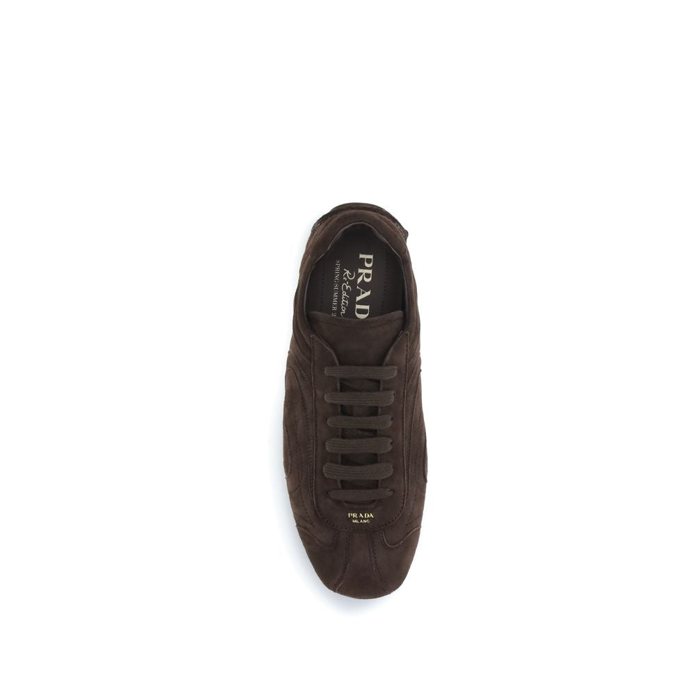 Sneakers Prada en cuir de veau marron Bos Taurus, chaussures athlétiques élégantes avec logo Prada visible.