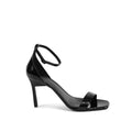 Sandales à talons aiguilles en cuir noir de Calvin Klein, élégantes et sophistiquées, vues en gros plan sur la chaussure.