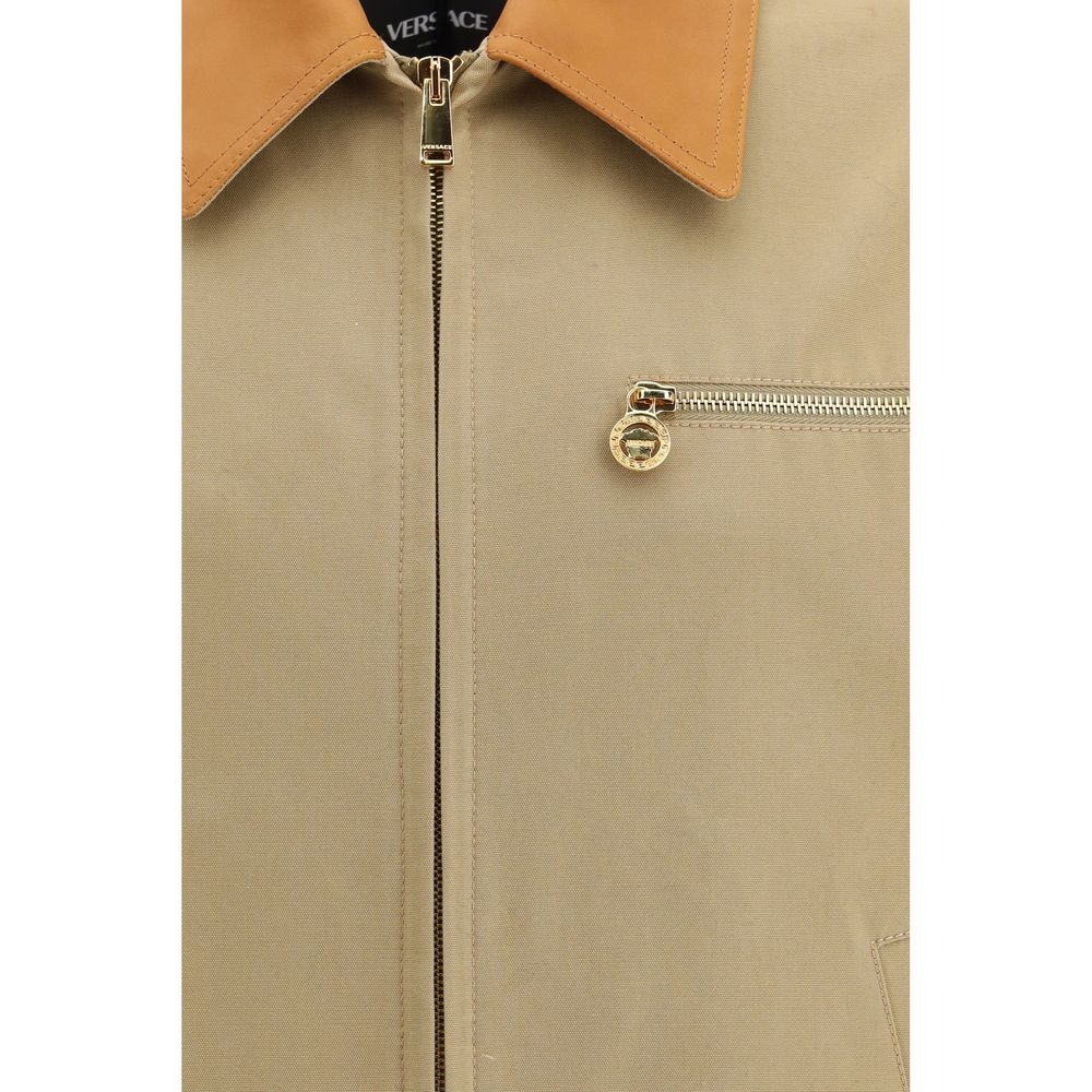 Veste beige en coton de longueur complète de la marque Versace, avec détails élégants et coupe classique.