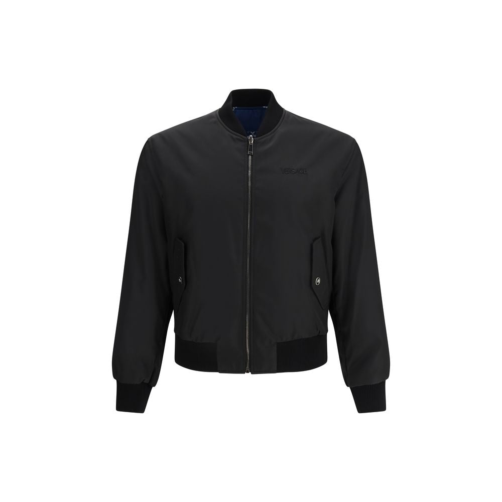 Veste en polyamide noire de Versace, style moderne et élégante, visible avec fermeture éclair et logo distinctif.