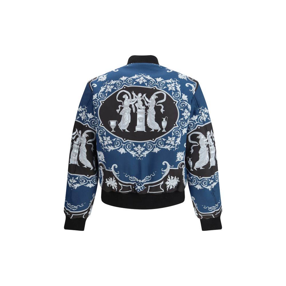 Veste en polyamide noire de Versace, style élégant avec logo distinctif, vue de face sur un fond neutre.