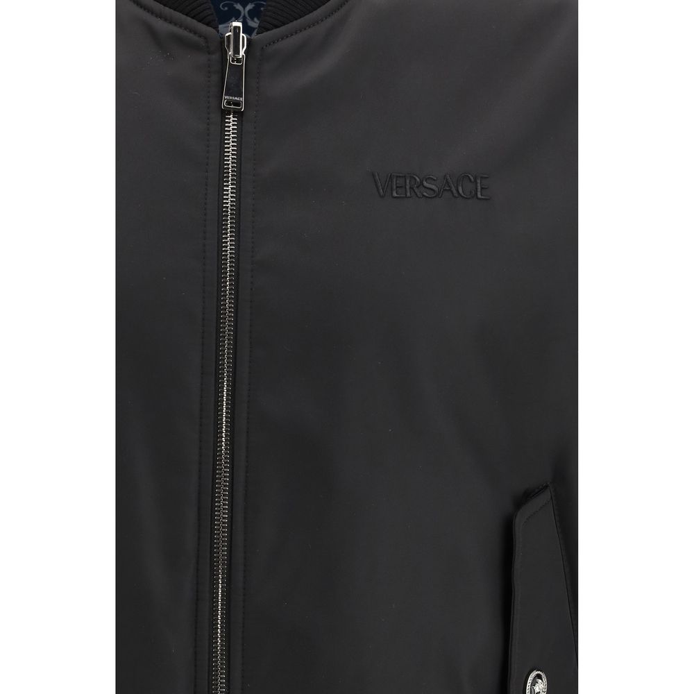 Veste noire en polyamide de la marque Versace, coupe moderne avec détails élégants, visible sur le mannequin.