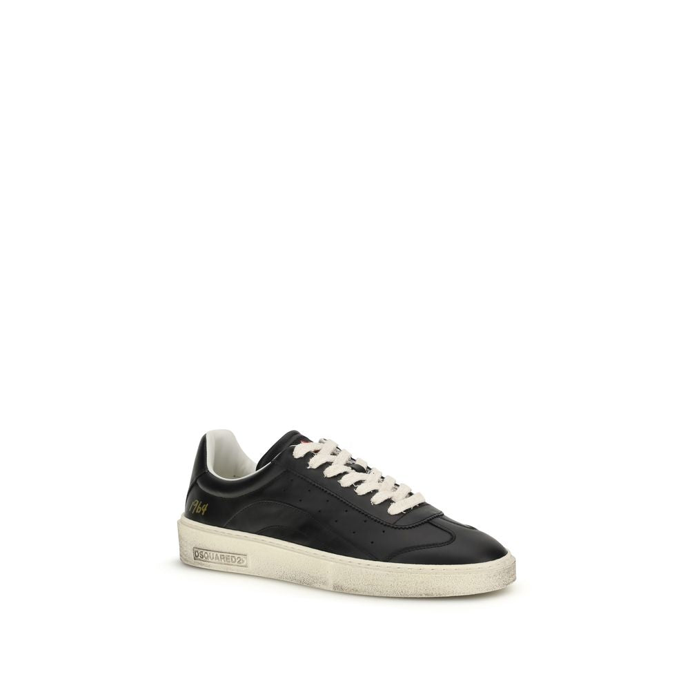 Baskets basses en cuir de veau noir Dsquared² Bos Taurus avec semelle en caoutchouc, visibles en gros plan.