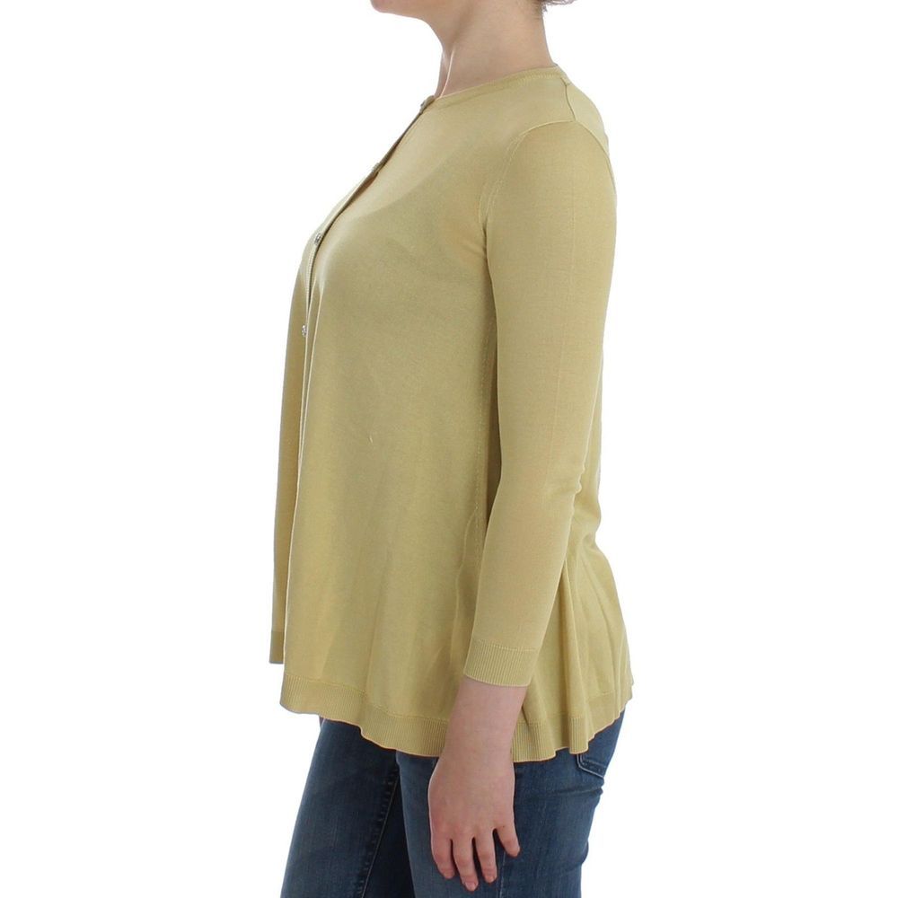 Cardigan en soie bicolore Dolce & Gabbana porté par une femme, détail élégant et texture douce visible.