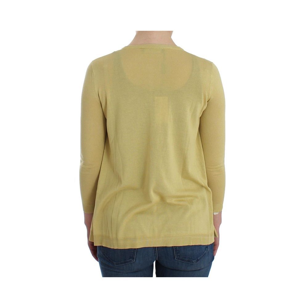 Cardigan en soie bicolore de Dolce & Gabbana, doux et élégant, porté sur un mannequin.
