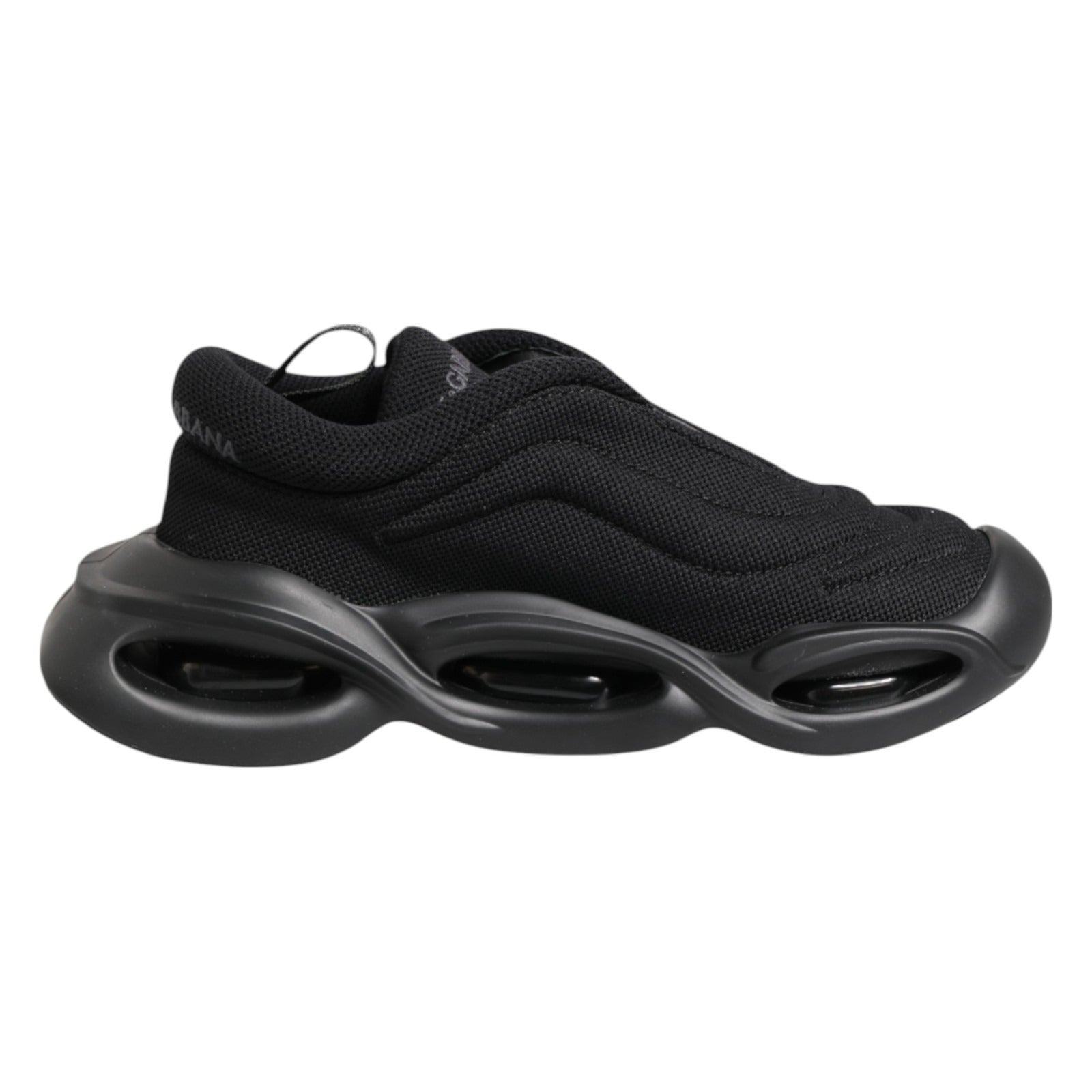 Chaussures sneakers basses Dolce & Gabbana noir avec motifs ondulés et style slip-on, vues de côté sur fond blanc.