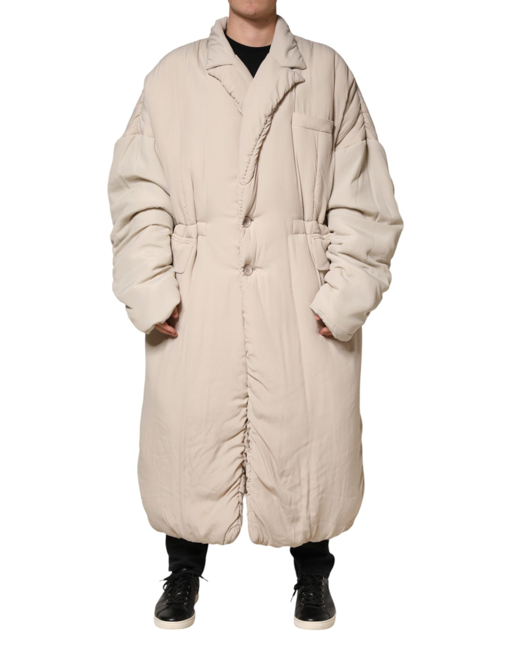 Manteau long beige à col rembourré de Dolce & Gabbana, trench coat élégant avec fermeture boutonnée et poches latérales.