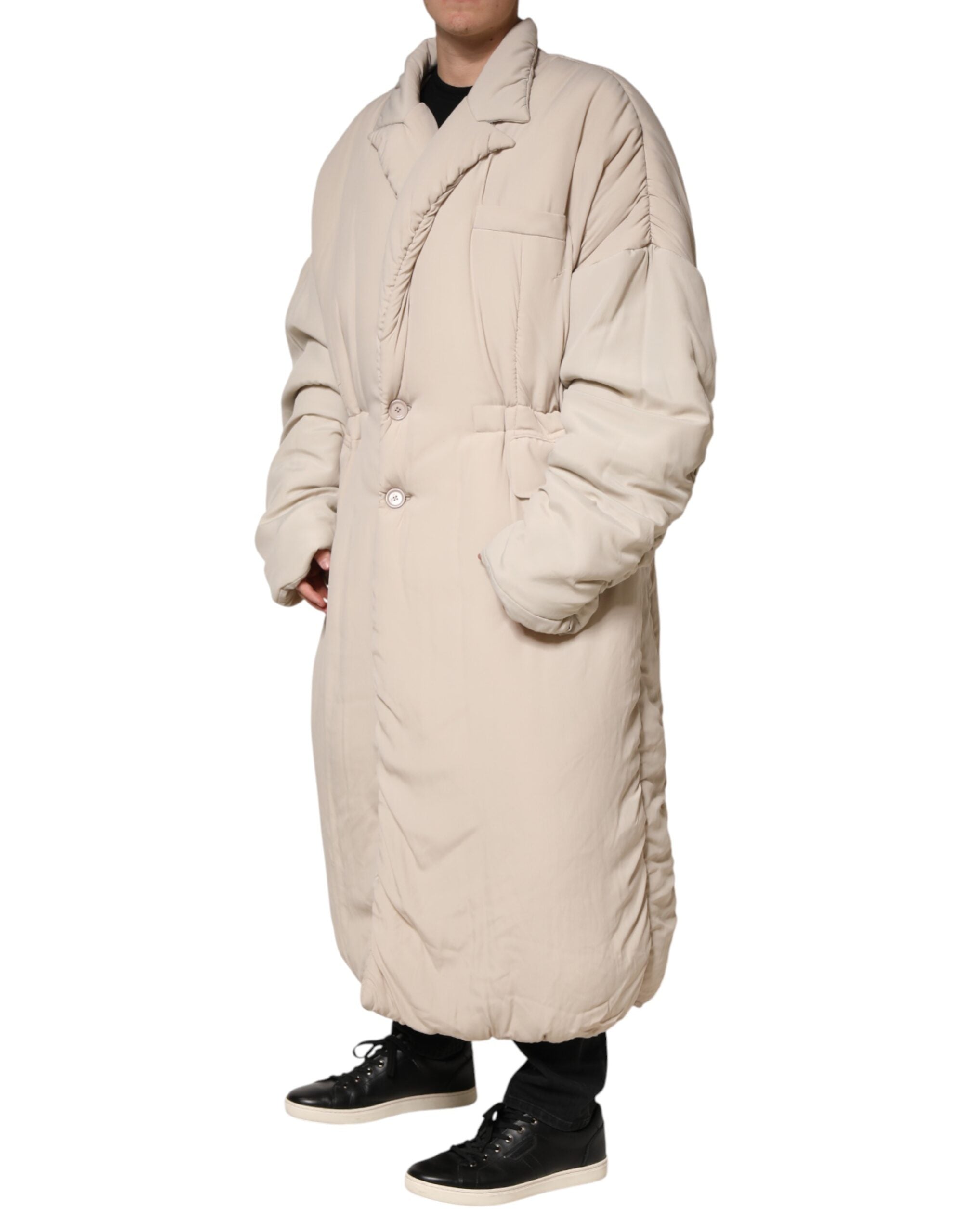 Manteau long beige matelassé Dolce & Gabbana avec col rabattu, veste élégante et chaude pour femmes.