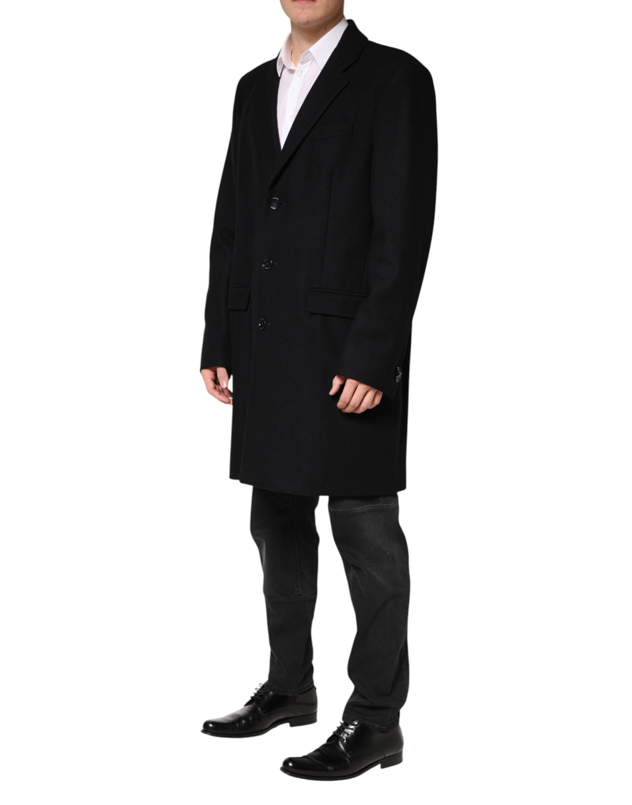 Manteau long en laine noire Dolce & Gabbana à un seul bouton, coupe classique, détails élégants, porté sur un mannequin.