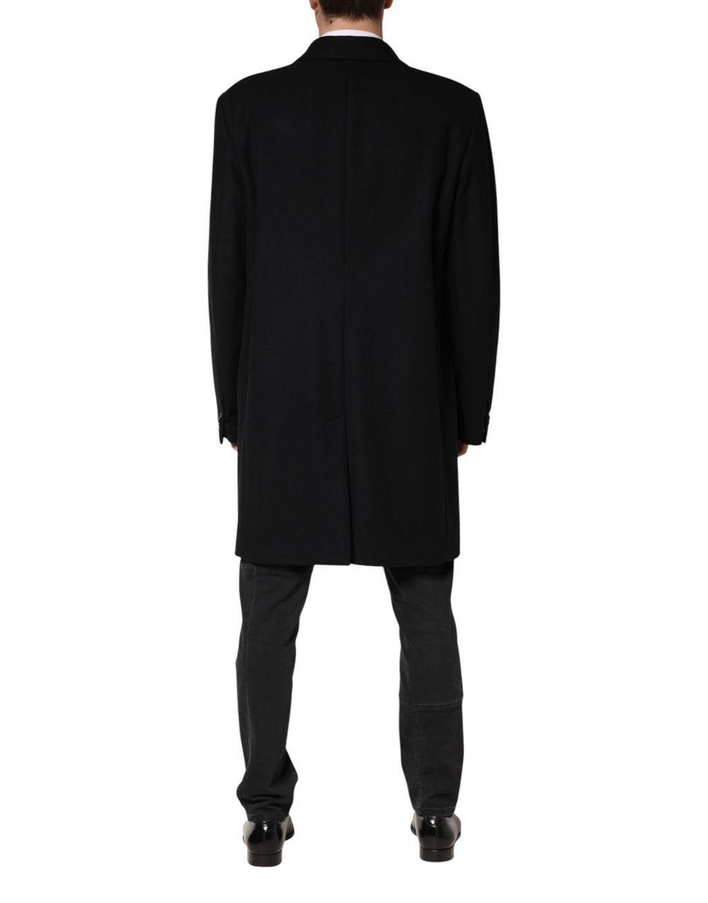 Manteau long en laine noire Dolce & Gabbana à boutonnière simple, coupe élégante et classique, porté sur un mannequin.
