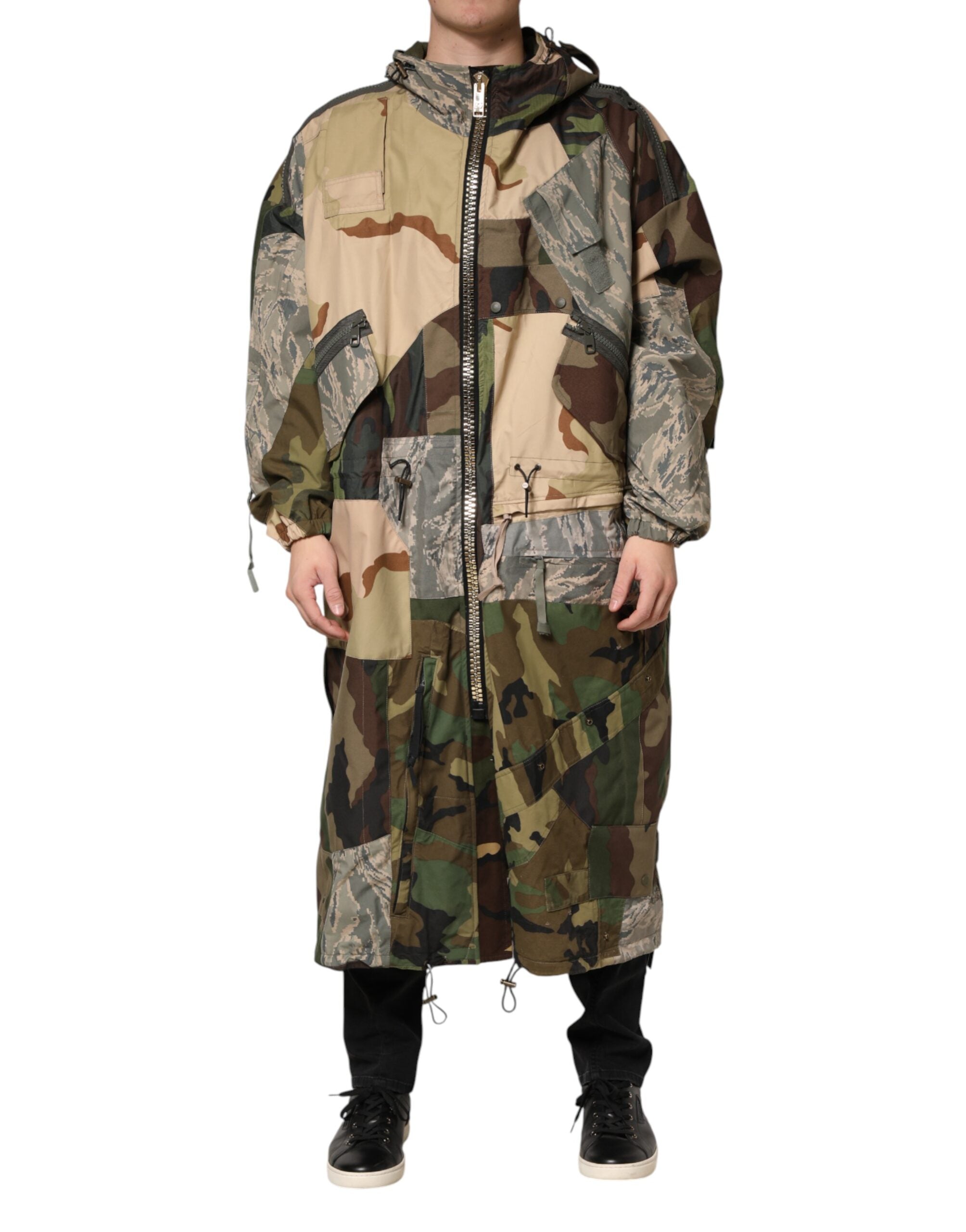 Imperméable à capuche Dolce & Gabbana multicolore camouflage, veste tendance avec motif de camouflage multicolore et fermeture à glissière.