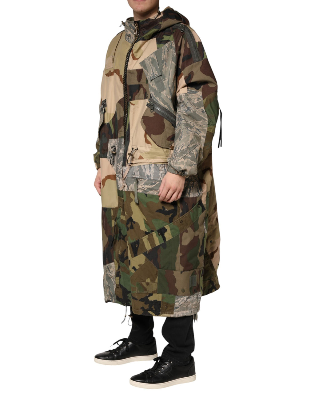 Imperméable à capuche Dolce & Gabbana multicolore camouflage, veste de pluie tendance avec motif camouflage coloré.