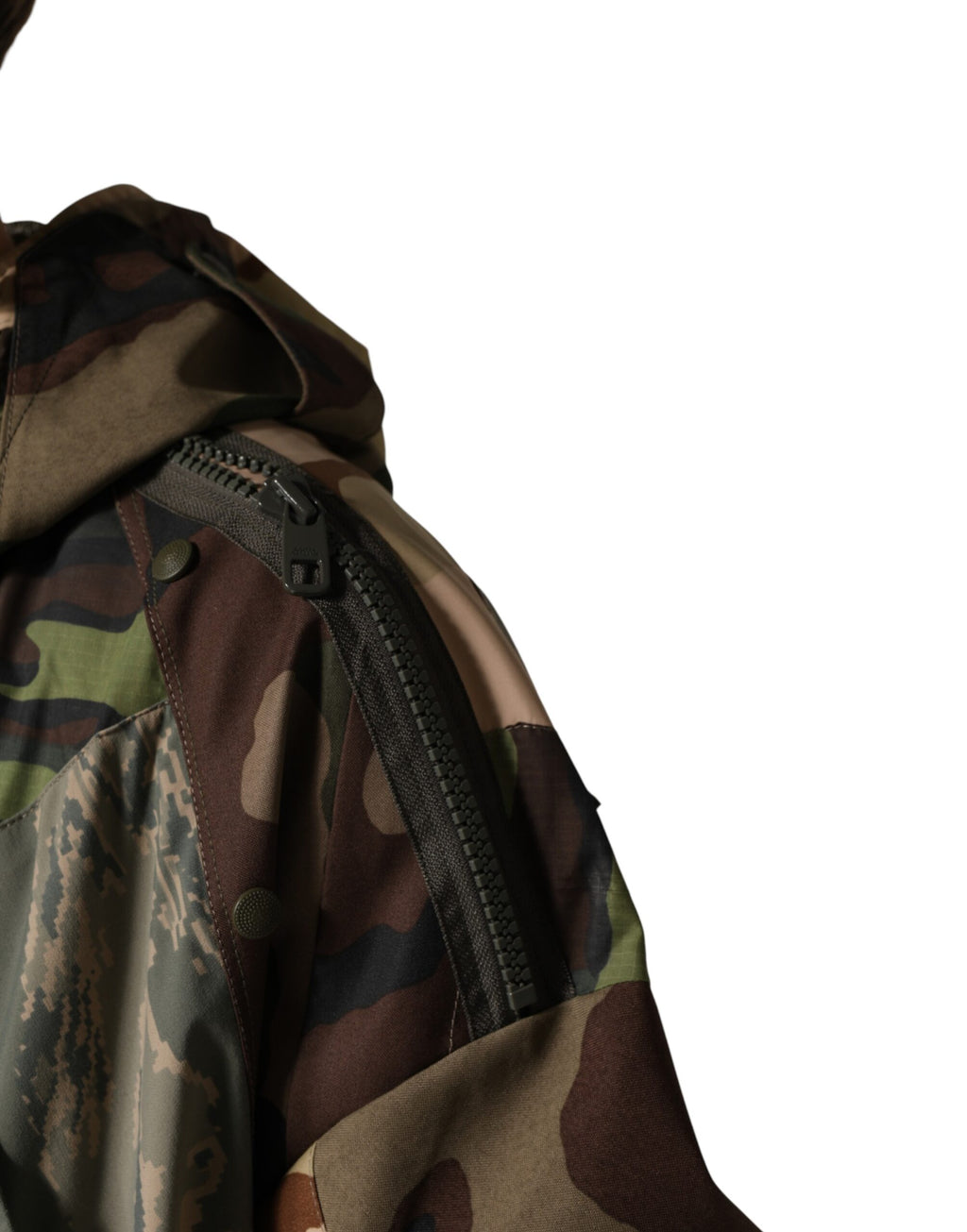 Imperméable à capuche Dolce & Gabbana camouflage multicolore, veste pluie élégante avec motif de camouflage coloré.