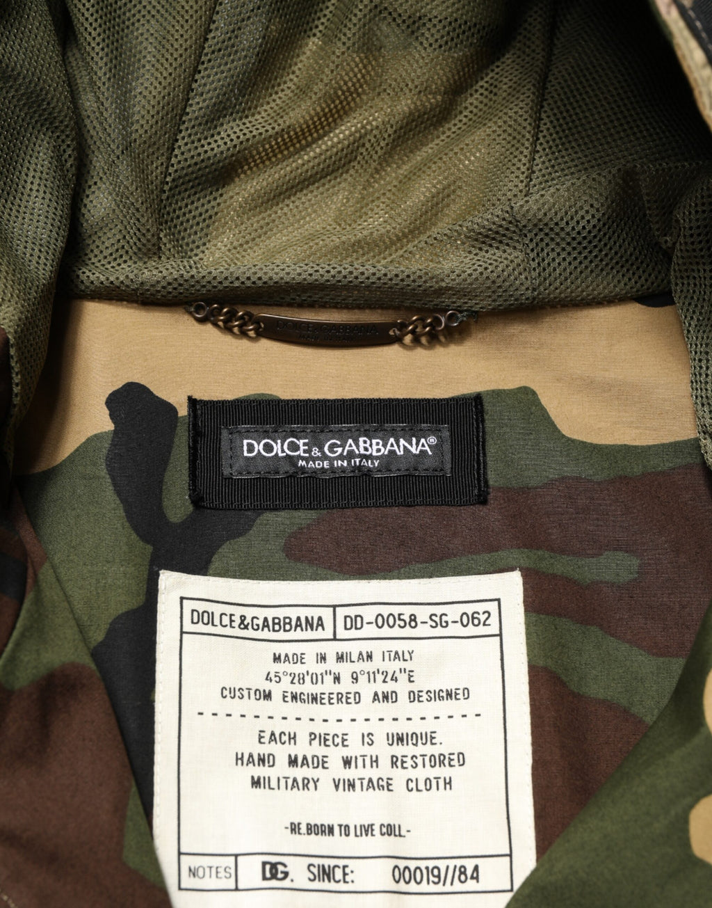 Imperméable à capuche camouflage multicolore Dolce & Gabbana, veste de pluie élégante avec motif tendance et fermeture éclair.