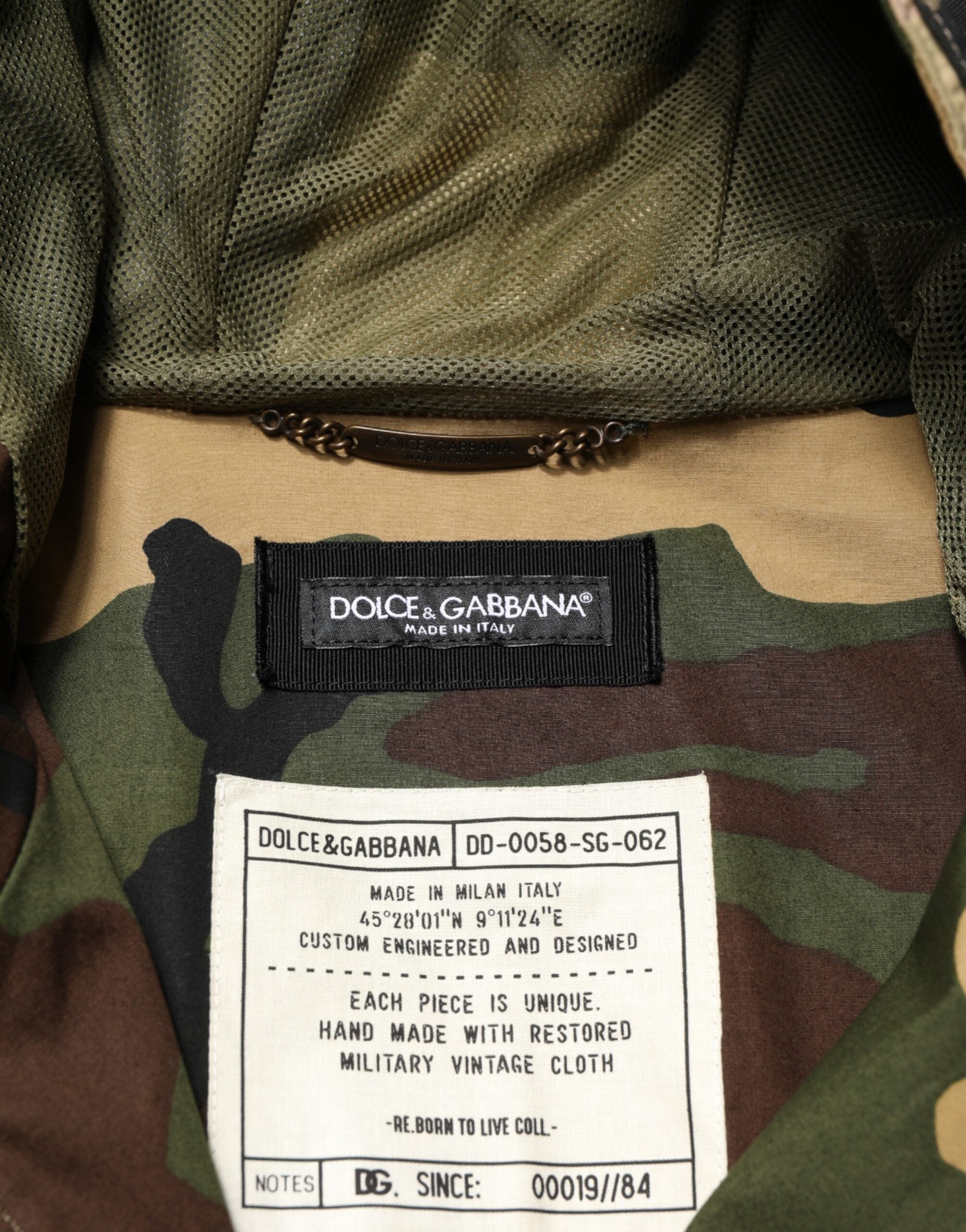 Imperméable à capuche camouflage multicolore Dolce & Gabbana, veste de pluie élégante avec motif tendance et fermeture éclair.