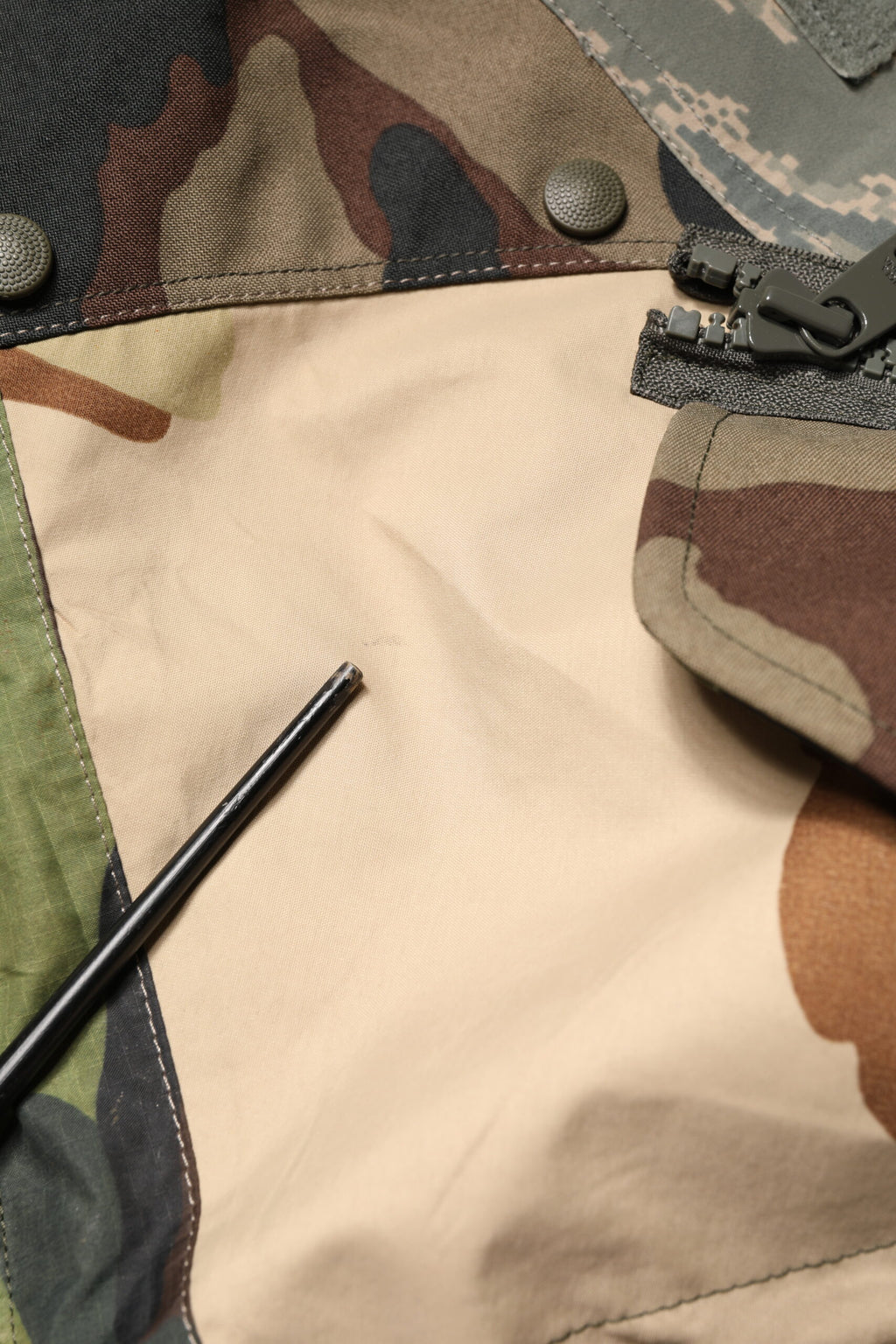 Imperméable à capuche Dolce & Gabbana multicolore camouflage avec fermeture éclair et poches, mode urbaine élégante.