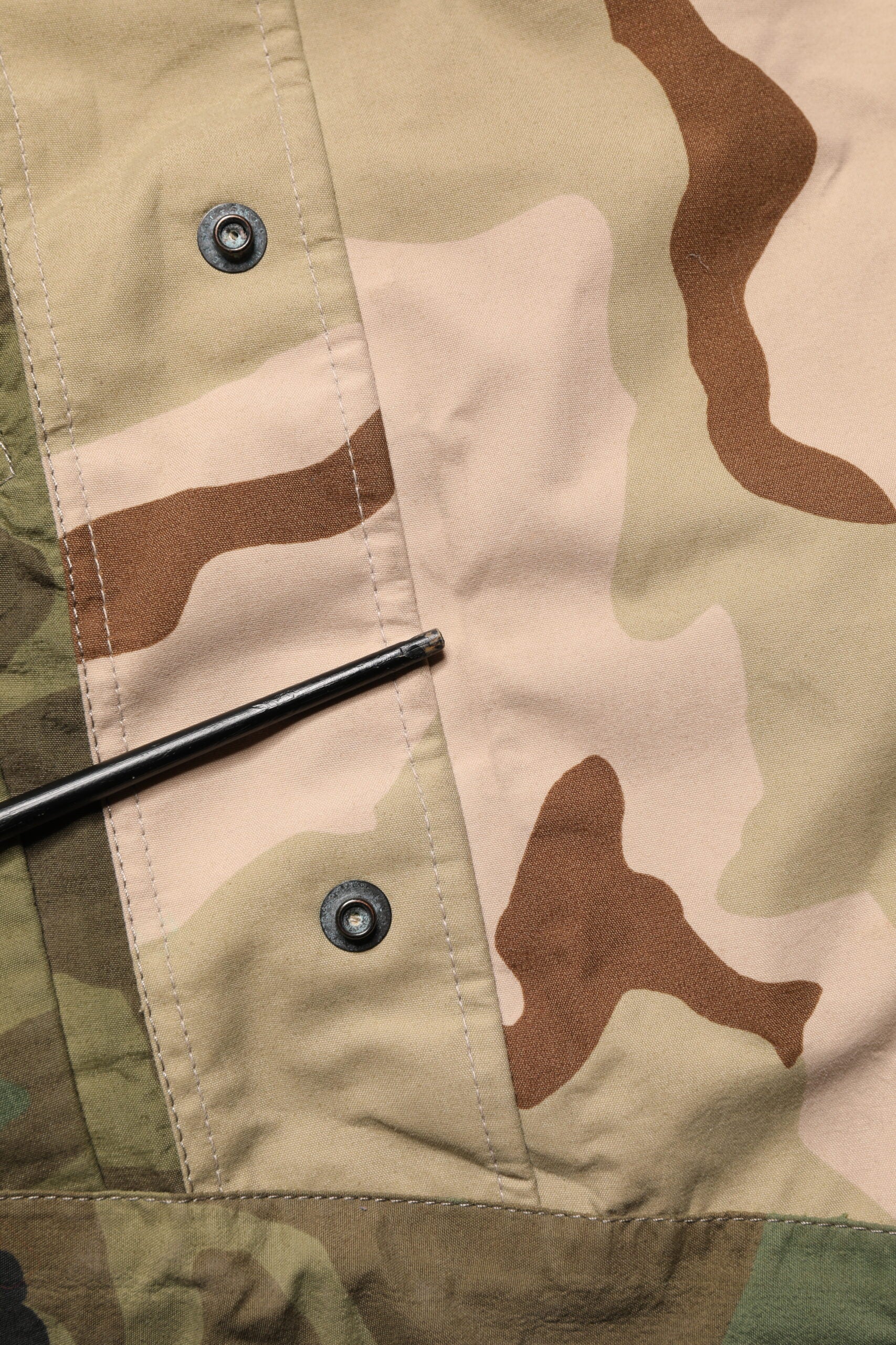 Imperméable à capuche Dolce & Gabbana camouflage multicolore, veste de pluie pour homme, motif coloré et design tendance.
