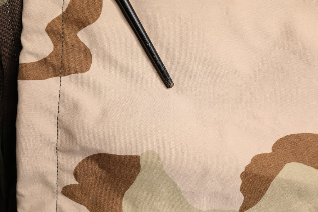 Imperméable à capuche Dolce & Gabbana multicolore camouflage, veste de pluie tendance avec motif camouflage multicolore.