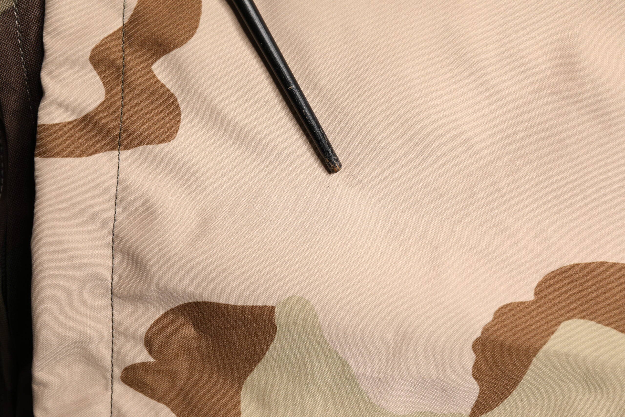 Imperméable à capuche Dolce & Gabbana multicolore camouflage, veste de pluie tendance avec motif camouflage multicolore.
