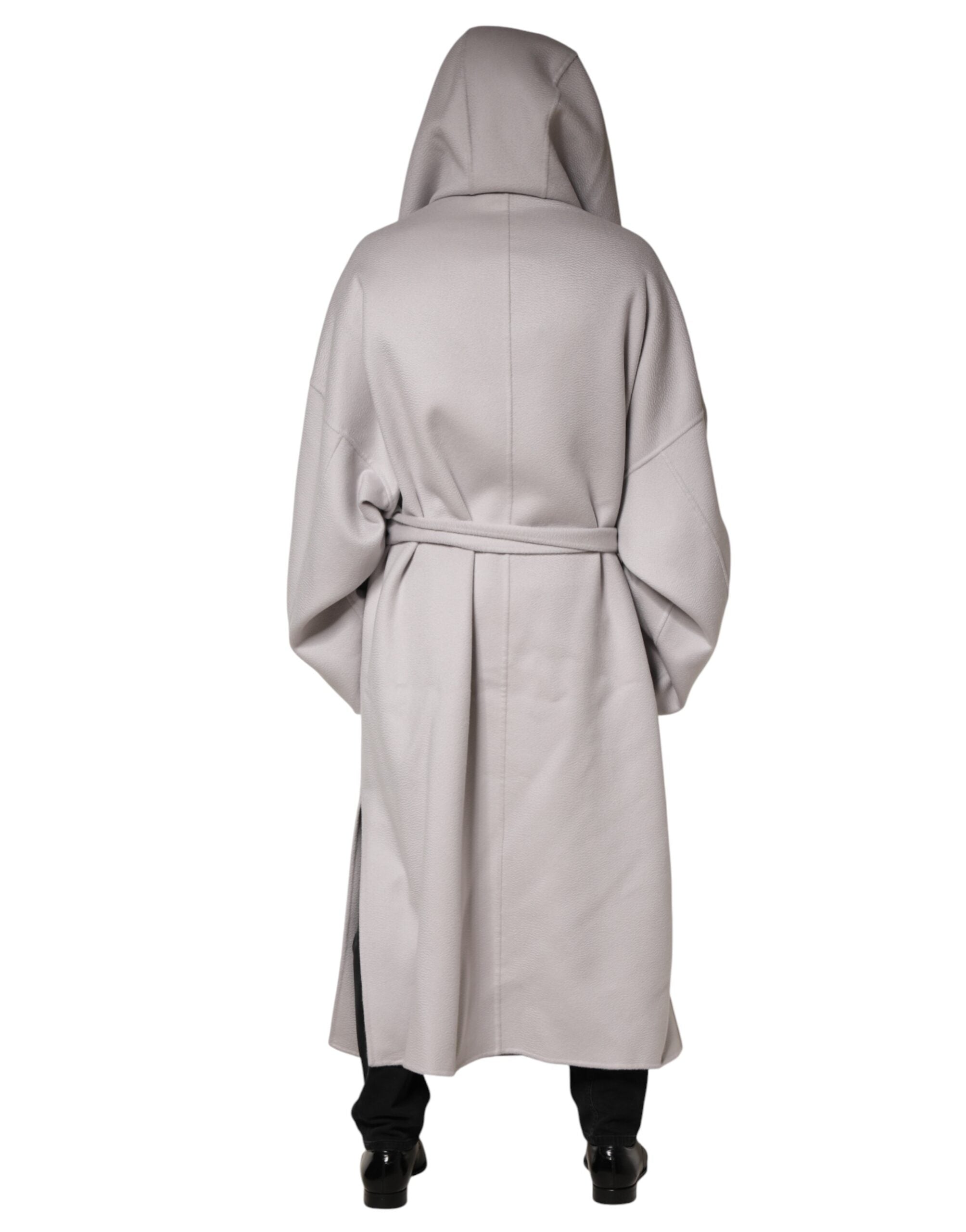 Manteau long beige avec ceinture Dolce & Gabbana pour homme, trench coat élégant, détails de la veste en image.